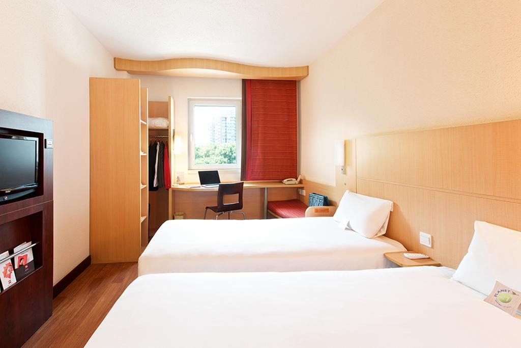 Ibis Leshan City Center Room photo
