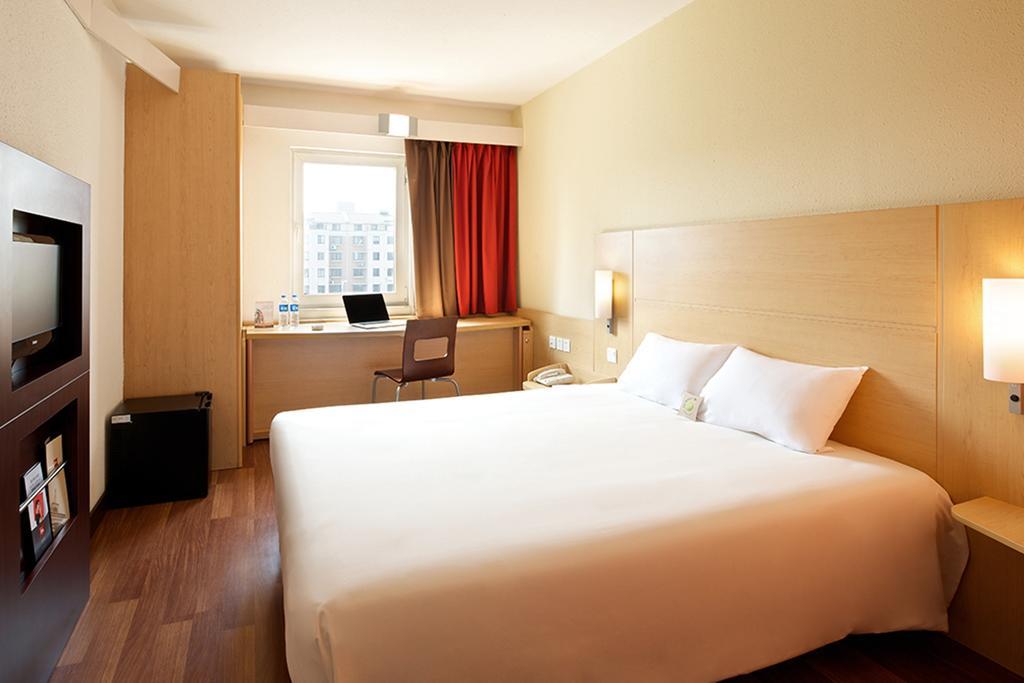 Ibis Leshan City Center Room photo